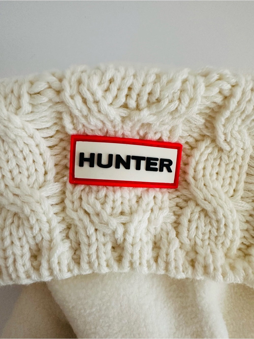 NWT Hunter Cream Cable Knit Boot Lined with Red Logo Patch, medium